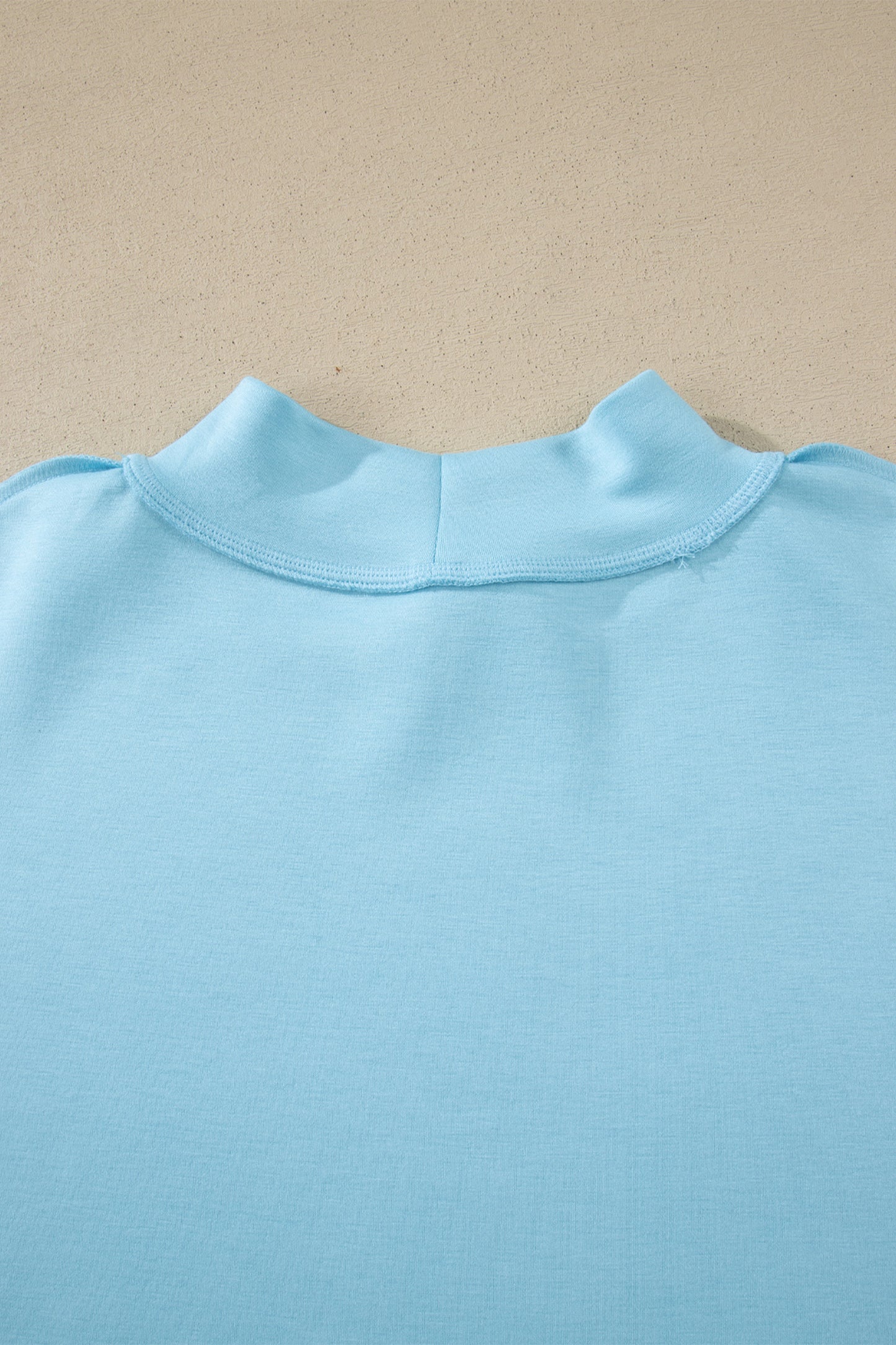ミストブルー ソリッドカラー 露出シーム モックネック オーバーサイズ Tシャツ カジュアル ショーツ 2 個 衣装