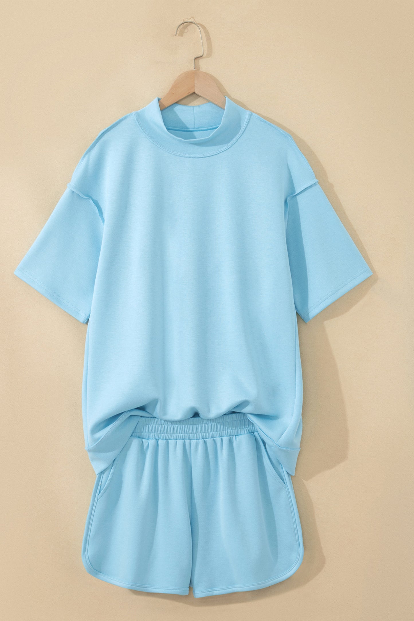 ミストブルー ソリッドカラー 露出シーム モックネック オーバーサイズ Tシャツ カジュアル ショーツ 2 個 衣装
